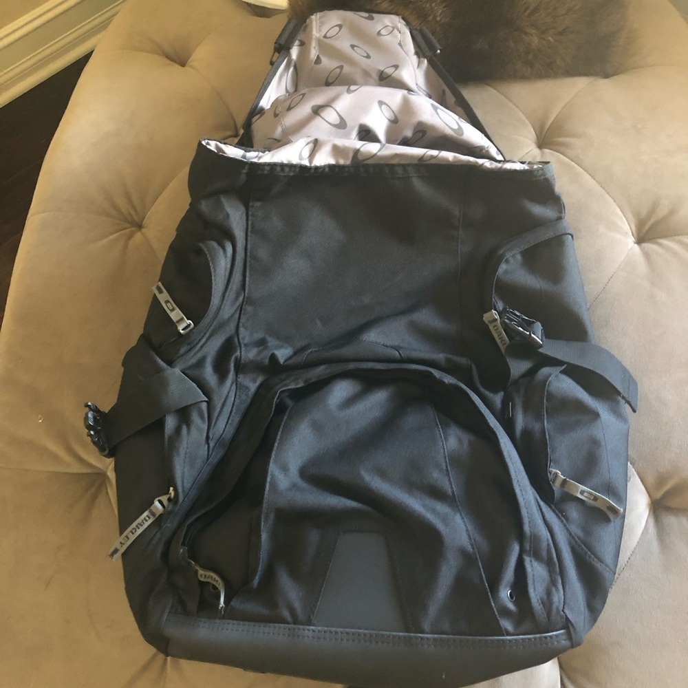 Oakley Men’s backpack, black, large, one size 19x18